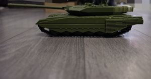 Модель танка Т-90М «Прорыв» сбоку, ствол орудия направлен влево