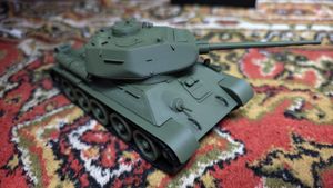 Модель танка Т-34-85 спереди сбоку, видны башня и орудие