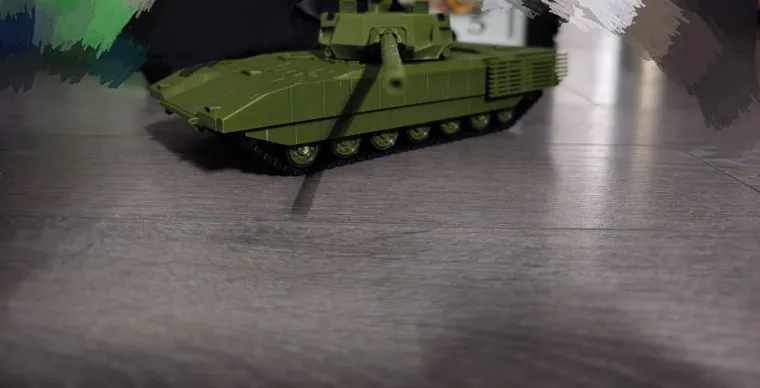 Модель танка Т-14 «Армата» спереди, ствол орудия направлен на камеру