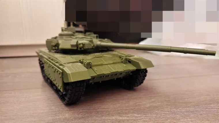 Модель танка Т-90 спереди сбоку, ствол орудия направлен вправо