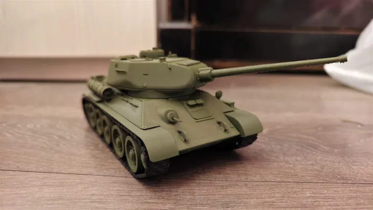 Модель танка Т-34-85 спереди сбоку, ствол орудия направлен вправо